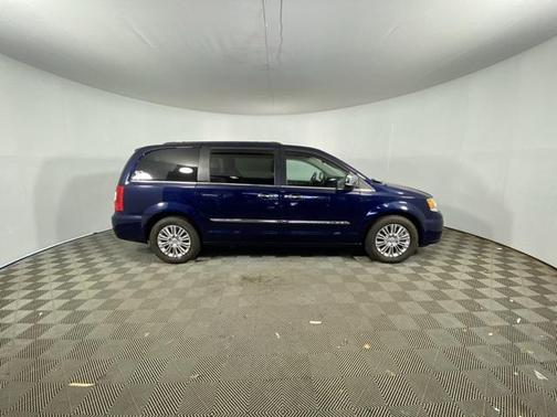 2016 Chrysler Town & Country Touring-L