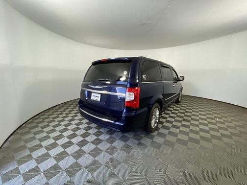2016 Chrysler Town & Country Touring-L