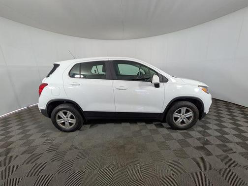 Summit White 2017 Chevrolet Trax LS