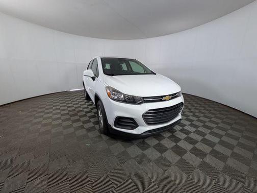 Summit White 2017 Chevrolet Trax LS