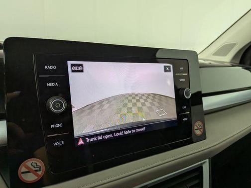 Deep Black Pearl 2025 Volkswagen Taos 1.5T SE