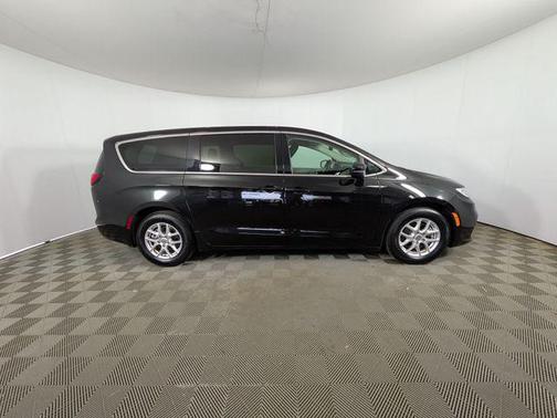 Brilliant Black Crystal Pearlcoat 2023 Chrysler Pacifica Touring L