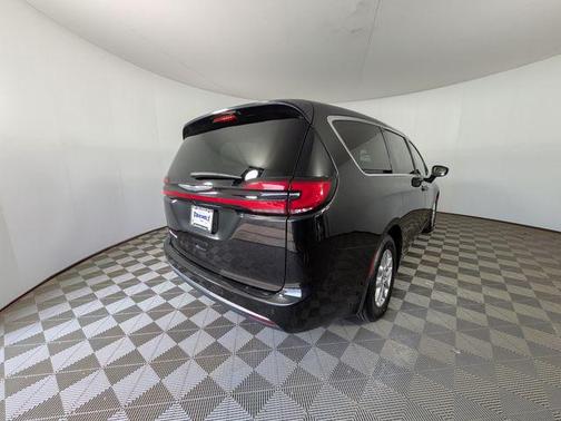 Brilliant Black Crystal Pearlcoat 2023 Chrysler Pacifica Touring L