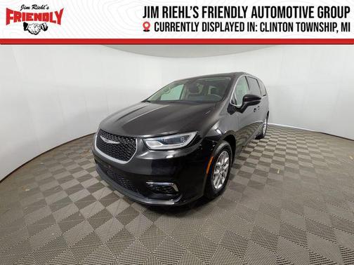 Brilliant Black Crystal Pearlcoat 2023 Chrysler Pacifica Touring L