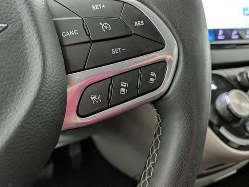 Brilliant Black Crystal Pearlcoat 2023 Chrysler Pacifica Touring L