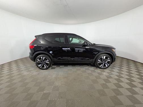 2025 Volvo XC40 B5 Plus Dark Theme