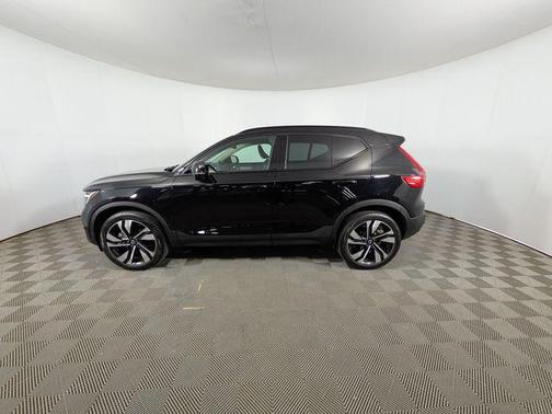2025 Volvo XC40 B5 Plus Dark Theme