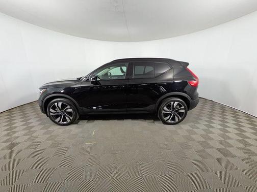 2025 Volvo XC40 B5 Plus Dark Theme