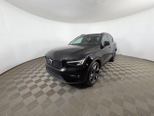2025 Volvo XC40 B5 Plus Dark Theme