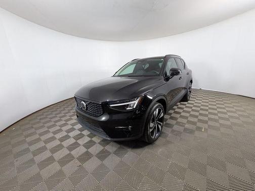 2025 Volvo XC40 B5 Plus Dark Theme