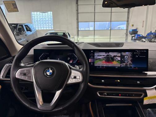 White 2023 BMW X7 xDrive40i