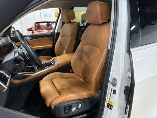 White 2023 BMW X7 xDrive40i