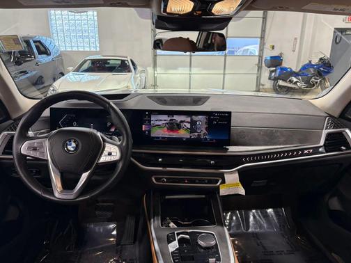 White 2023 BMW X7 xDrive40i