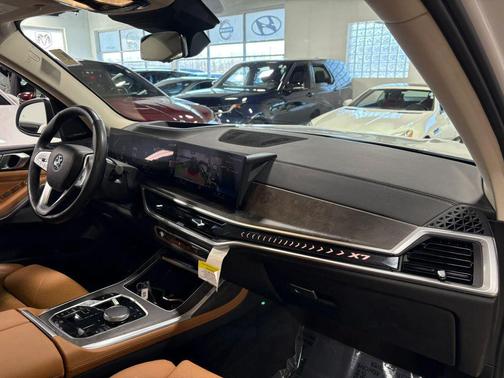 White 2023 BMW X7 xDrive40i