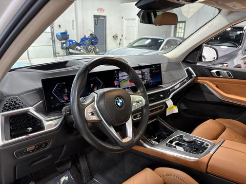 White 2023 BMW X7 xDrive40i