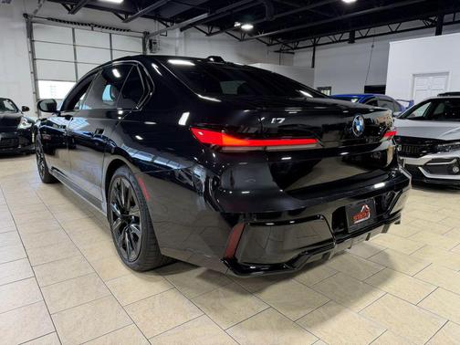 Black Sapphire Metallic 2023 BMW i7 xDrive60