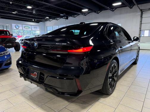 Black Sapphire Metallic 2023 BMW i7 xDrive60