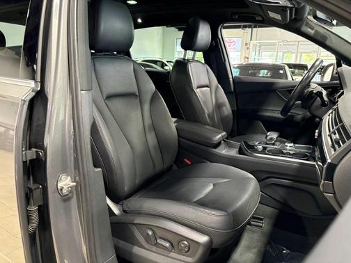 Graphite Gray Metallic 2017 Audi Q7 3.0T Prestige
