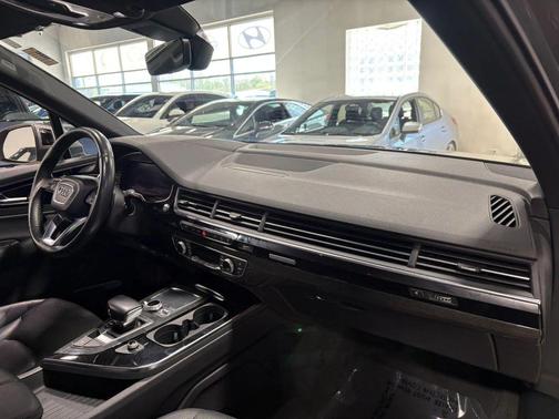 Graphite Gray Metallic 2017 Audi Q7 3.0T Prestige