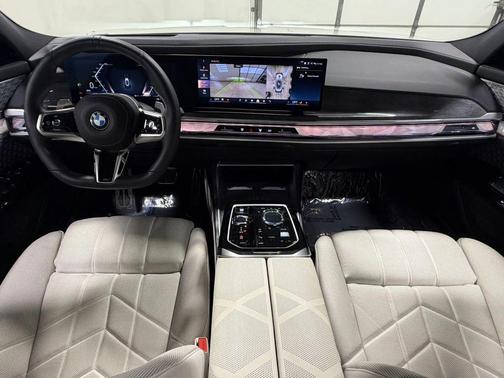 White 2023 BMW 760 i xDrive