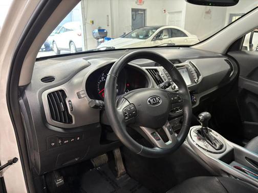Clear White 2016 Kia Sportage SX