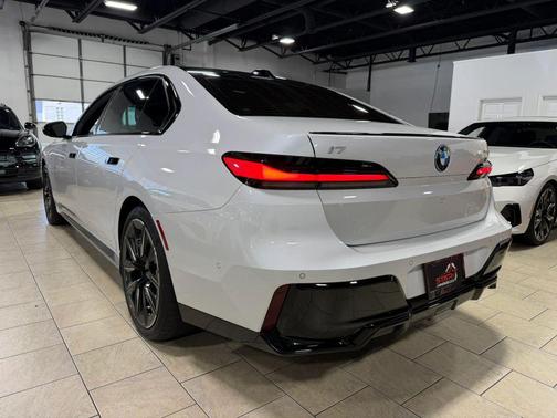Mineral White Metallic 2024 BMW i7 xDrive60