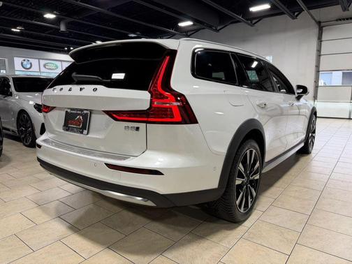 Crystal White Pearl 2025 Volvo V60 Cross Country Ultra, B5 AWD Gas (mild hybrid)