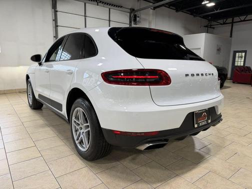 White 2018 Porsche Macan Macan Sport Edition
