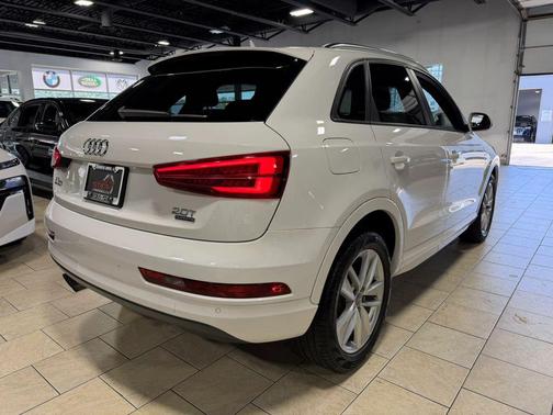 Cortina White 2018 Audi Q3 2.0T Sport Premium