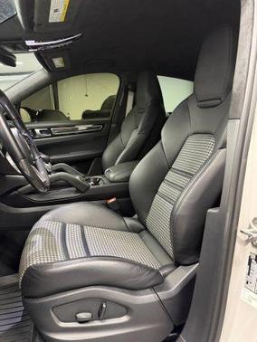2023 Porsche Cayenne Platinum Edition