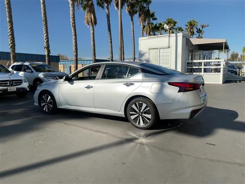Photo 5 of 17 of 2021 Nissan Altima 2.5 SV