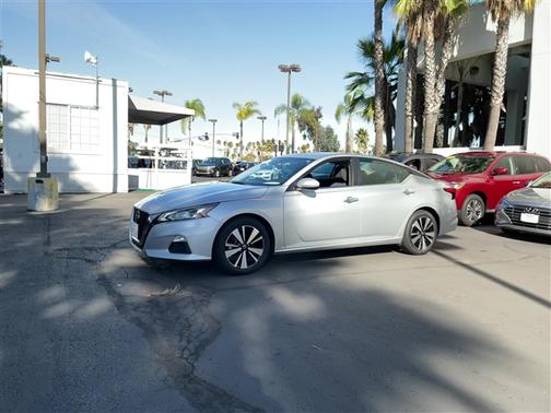 Photo 3 of 17 of 2021 Nissan Altima 2.5 SV