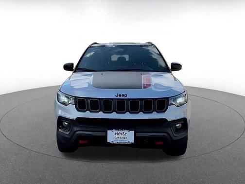 Silver Zynith Metallic Clearcoat 2025 Jeep Compass Trailhawk