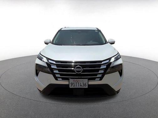 Everest White Pearl 2025 Nissan Rogue SV
