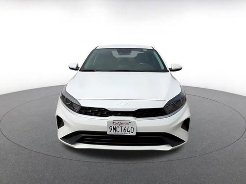 Snow White Pearl 2024 Kia Forte LXS