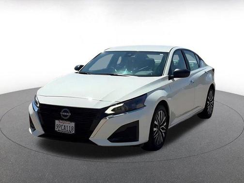 Glacier White 2025 Nissan Altima SV FWD