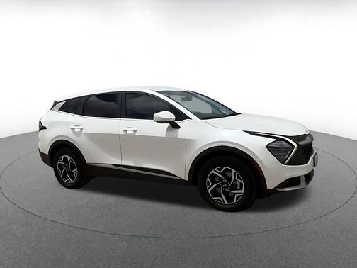 Snow White Pearl 2025 Kia Sportage LX