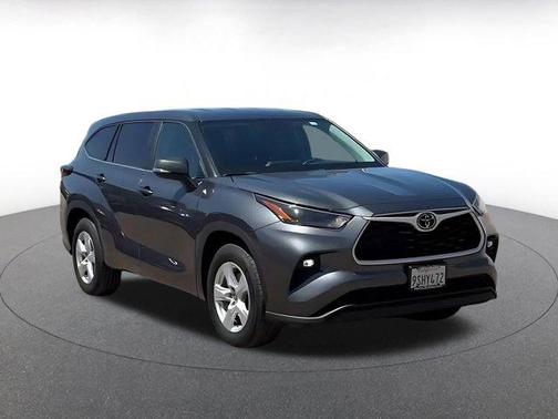 Magnetic Gray Metallic 2025 Toyota Highlander LE