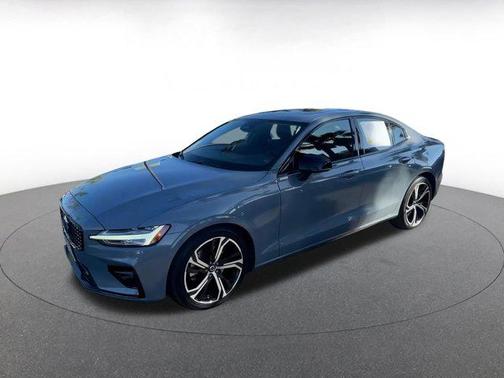 2024 Volvo S60 B5 Core Dark Theme
