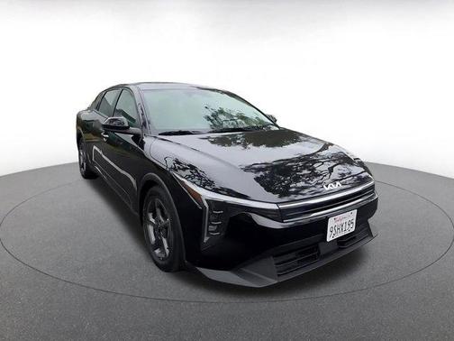 Aurora Black Pearl 2025 Kia K4 LXS