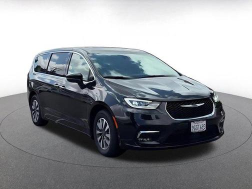 Brilliant Black Crystal Pearlcoat 2023 Chrysler Pacifica Hybrid Touring L