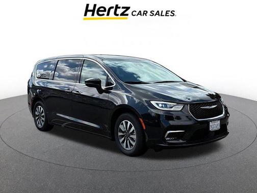 Brilliant Black Crystal Pearlcoat 2023 Chrysler Pacifica Hybrid Touring L