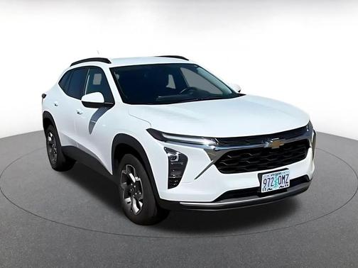 Summit White 2025 Chevrolet Trax LT