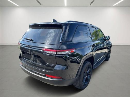 Diamond Black Crystal Pearlcoat 2025 Jeep Grand Cherokee Limited