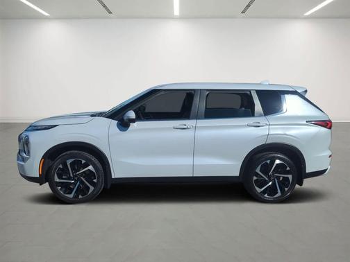 White Diamond 2023 Mitsubishi Outlander SE 2.5 S-AWC