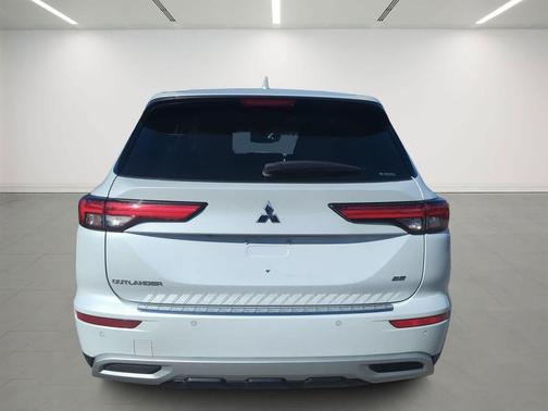 White Diamond 2023 Mitsubishi Outlander SE 2.5 S-AWC