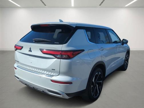 White Diamond 2023 Mitsubishi Outlander SE 2.5 S-AWC