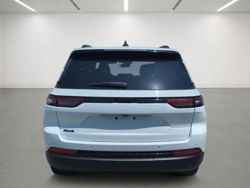 Bright White Clearcoat 2023 Jeep Grand Cherokee Altitude