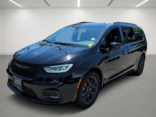 Diamond Black Crystal Pearlcoat 2025 Chrysler Pacifica Limited