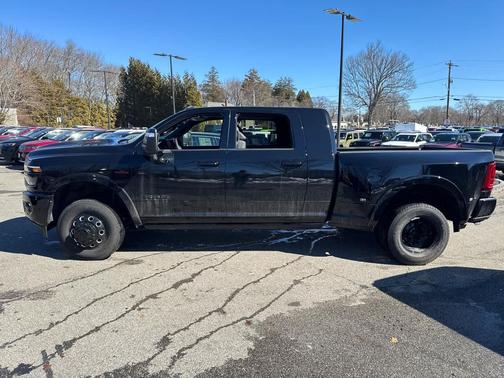 Diamond Black Crystal Pearlcoat 2026 RAM 3500 Limited Mega Cab 4x4 6'4' Box
